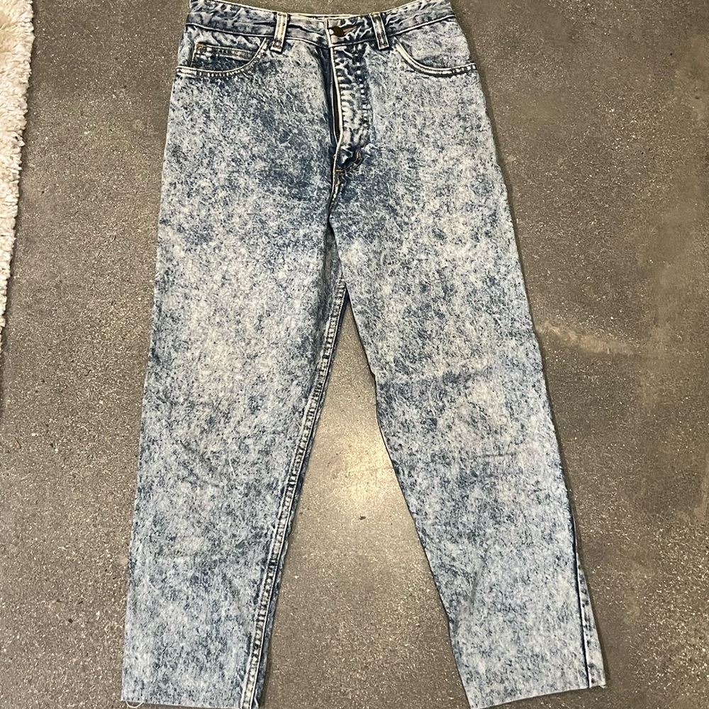 Marciano for Guess acid wash denim

Tag shows 30 but fits like a 27 high rise